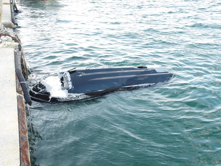 損傷、漂流した水上オートバイ＜2021年9月15日※画像提供・第五管区海上保安本部＞